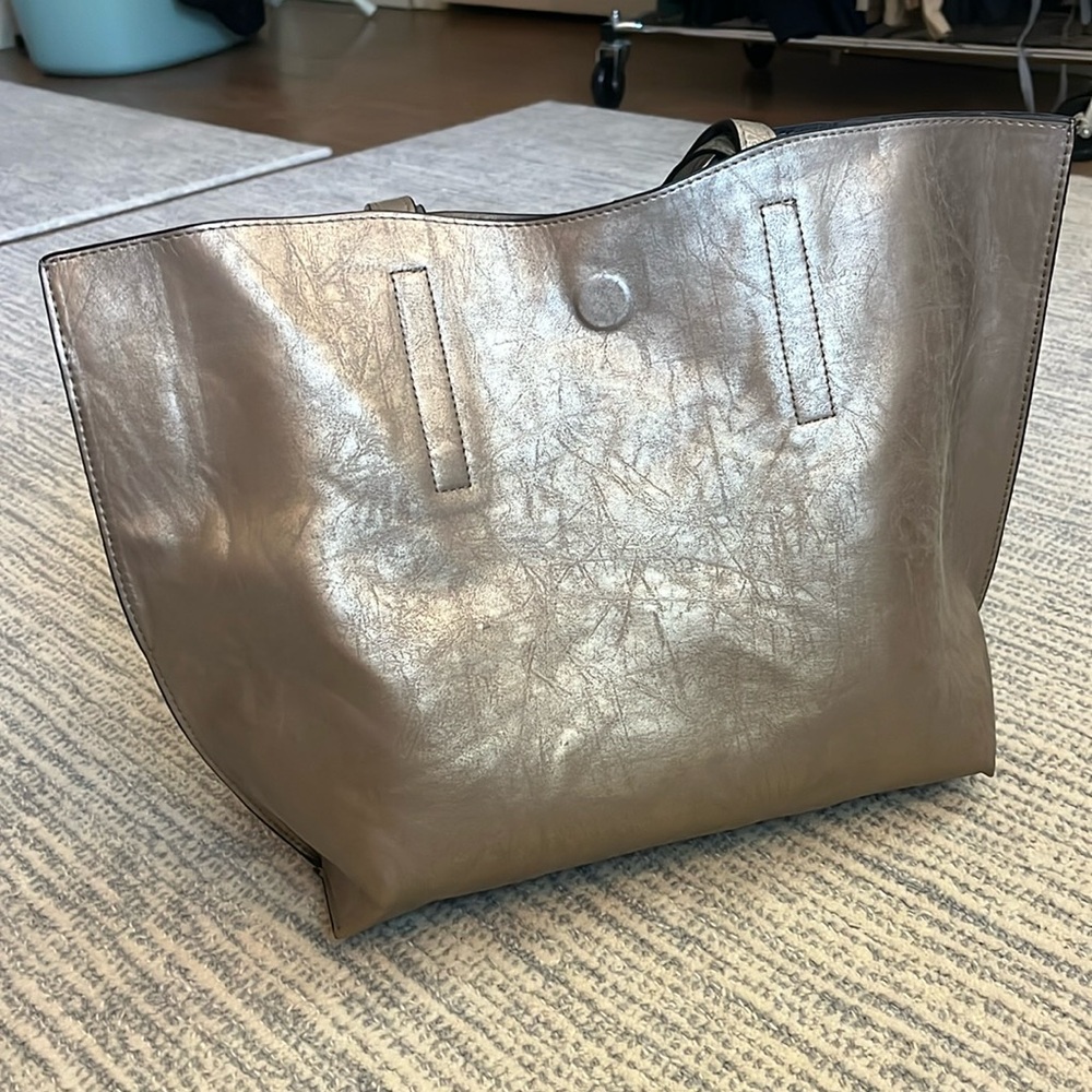 Reversible metallic tote